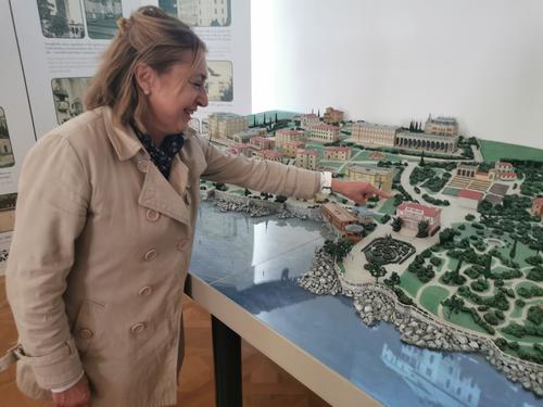 The director of the museum, Dr. Mirjana Koš, demonstrates the development of the spa town at the model